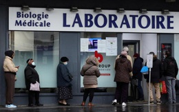 Số ca mắc Covid-19 bùng nổ, các địa điểm xét nghiệm ở Pháp quá tải