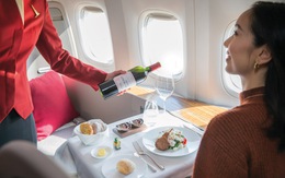 Mua bay vé hạng nhất để uống champagne gần 20 triệu đồng/chai