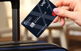 Hai tấm thẻ tín dụng cho phép sử dụng không giới hạn phòng chờ sân bay