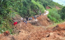 Con đường độc đạo bị lũ cuốn phăng, hàng trăm người cùng nhau ra cào bún, vá đường