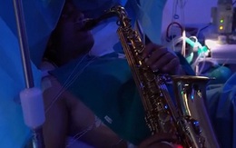 Chơi saxophone trong khi phẫu thuật não