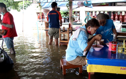 Quán mì ''vừa ăn vừa lội nước'' giữa trận lụt kỷ lục ở Thái Lan