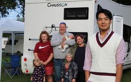 Cuộc sống hào nhoáng của quý tử nhà ông trùm bất động sản Thái Lan: Chi tiền khủng cho 1 bữa ăn, tậu đồ hiệu nhờ tiền cha mẹ và bài học không có trên trường lớp