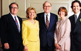 Sống cùng nhà mà các con của tỷ phú Warren Buffett ngoài 20 tuổi mới biết cha mình giàu