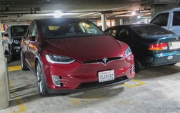 Hầm xe không có mạng, diễn viên Mỹ 'chết đứng' vì xe Tesla không khởi động