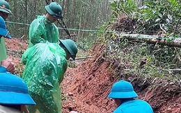 Đào đất làm đường, tá hoả phát hiện quả bom dài 1,3m còn nguyên ngòi nổ