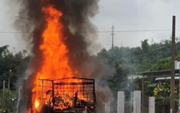 Đồng Nai: Xe tải bốc cháy dữ dội, phát ra tiếng nổ lớn