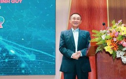 "Vua hàng hiệu" Johnathan nhắn nhủ sinh viên: Đừng phí thời gian vào các việc “giải trí không mang lại giá trị tri thức”!