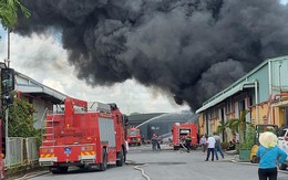 Cháy lớn tại một nhà kho ở Hải Phòng, cột khói đen cao hàng chục mét