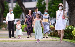 Số ca mắc COVID-19 giảm sâu, có cần tiếp tục đeo khẩu trang, khử khuẩn...?