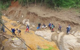 Lũ cuốn mất đường, giáo viên gùi lương thực trèo đèo lội suối đến trường học