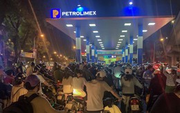 Người dân Hà Nội xếp hàng dài lúc nửa đêm để đổ xăng