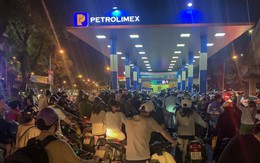 Người dân Hà Nội xếp hàng dài lúc nửa đêm để đổ xăng