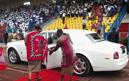Cuộc sống xa hoa của vua cuối cùng tại châu Phi: Mua cả chục Rolls-Royce tặng vợ, sở hữu dàn siêu xe không thua các triệu phú