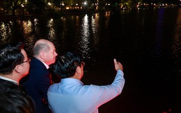 Thủ tướng Đức Olaf Scholz cùng Thủ tướng Phạm Minh Chính dạo bộ đêm hồ Gươm