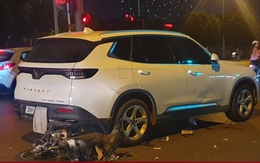 Hà Nội: Ô tô tông hàng loạt xe máy đang chờ đèn đỏ, nhiều người bị thương
