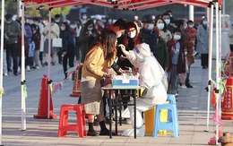 Nhiều nơi ở Trung Quốc bỏ xét nghiệm COVID-19 đại trà, hướng tới mở cửa?