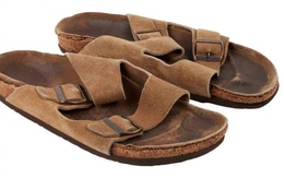 Đôi xăng đan cũ của Steve Jobs vừa được bán với mức giá "không tưởng"