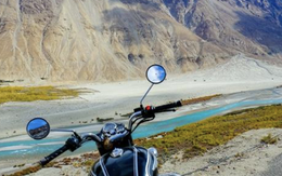 Chạy xe máy dưới núi tuyết tại Ladakh và kỷ niệm lạc đường trong đêm của travel blogger Việt