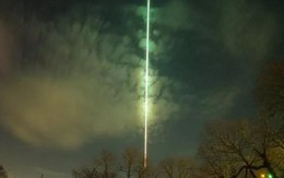 Cầu lửa xanh từ vũ trụ hạ cánh xuống biên giới Mỹ - Canada trong đêm
