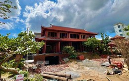 Cận cảnh tháo dỡ công trình xây trái phép trong biệt phủ của đại gia ở Quảng Ngãi