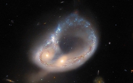 Ảnh sốc từ NASA/ESA: "Cửa sổ" vượt thời gian 2 tỉ năm cho chúng ta?