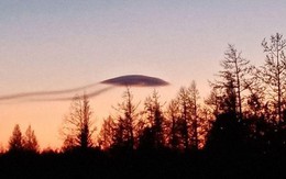 ‘Vật thể lạ’ giống UFO được nhìn thấy bay trên bầu trời của Nga