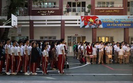 Hiệu trưởng và học sinh Ischool mặc niệm tưởng nhớ nam sinh qua đời