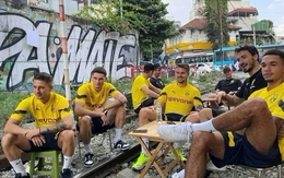 Xôn xao hình ảnh nhiều cầu thủ Dortmund ngồi cà phê đường tàu