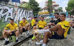 Cầu thủ Dortmund ngồi cà phê đường tàu: Các cầu thủ đã tự ý lấy bàn, ghế ra ngồi