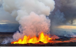 Núi lửa ở Hawaii thức giấc sau gần 40 năm, phun dòng dung nham cao tới 60m