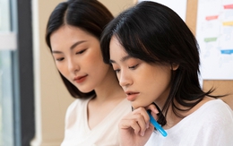 Chăm mẹ chồng 1 năm, em dâu họp gia đình rồi đưa tôi 400 triệu