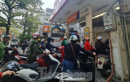 Hàng loạt cây xăng bán nhỏ giọt, đối phó, người dân Hà Nội bức xúc vì phải xếp hàng dài