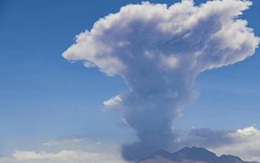 Núi lửa Lascar ở Chile phun trào dữ dội, cột tro bụi cao tới 6.000m