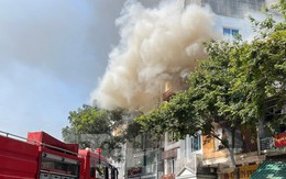 Đang cháy lớn trên phố Hà Nội, khói bốc nghi ngút, người dân ôm tài sản bỏ chạy
