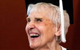 Người phụ nữ 90 tuổi nhận bằng tốt nghiệp sau 7 thập kỷ vào đại học, lý do phải đợi chính là vì... tình yêu