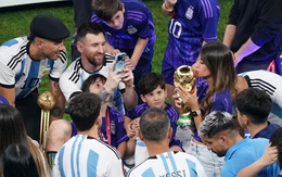 Chiều vợ như Messi: Vô địch thế giới vẫn phải ưu tiên phục vụ 'nóc nhà' khoe cúp