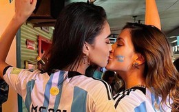 Hoa hậu Hòa bình hôn bạn gái đồng giới mừng Argentina vô địch