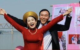 Sao Việt 20/12: Vợ chồng NSND Lan Hương kỷ niệm 35 ngày cưới trên du thuyền