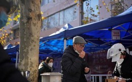 Siêu đô thị Trung Quốc cho phép người mắc COVID-19 có triệu chứng đi làm