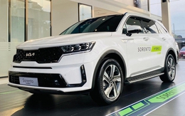 Kia Sorento hybrid ồ ạt về đại lý: Giá từ 1,4 tỷ đồng, bản cắm sạc đắt hơn nửa tỷ so với máy xăng