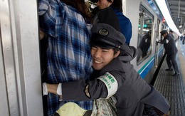 Nghề đặc biệt chỉ có ở Nhật Bản: Công việc duy nhất là đẩy hành khách vào tàu ngầm, một năm thu nhập không dưới 800 triệu đồng