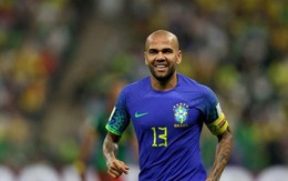 Brazil bại trận trước Cameroon, Daniel Alves vẫn lập nên kỷ lục mới