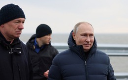 Tổng thống Putin đi bộ trên cầu Crimea sửa chữa gần xong