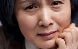 Nhiều lần thấy mẹ chồng khóc thầm mà tôi bất lực