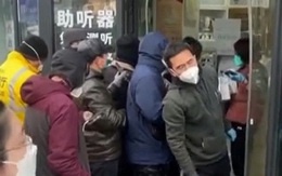 Người dân Trung Quốc vui mừng khi được nới lỏng chống COVID-19