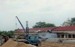 Sức khỏe 5 học sinh bị thương sau khi cần cẩu đập vào nóc trường