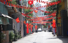 Đường phố TPHCM yên ả, rợp bóng cờ hoa trong ngày mùng 1 Tết