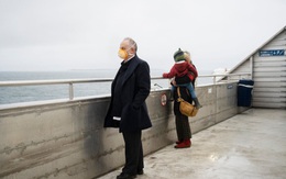 Cuộc sống ở quốc gia châu Âu đầu tiên dỡ bỏ toàn bộ hạn chế phòng COVID-19