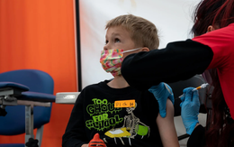 Vì sao Mỹ tạm hoãn tiêm vaccine ngừa COVID-19 cho trẻ dưới 5 tuổi?